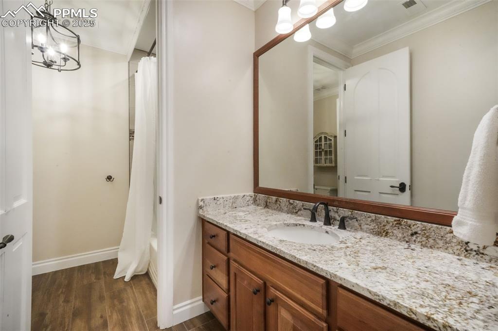 Image 34 of 50: Bathroom