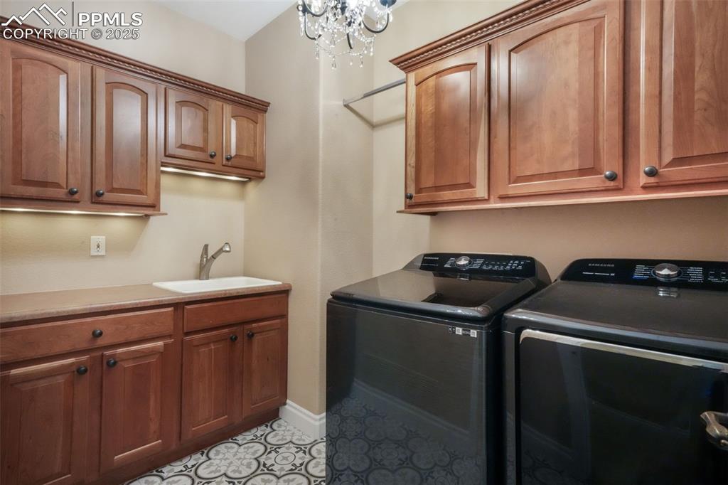 Image 36 of 50: Laundry