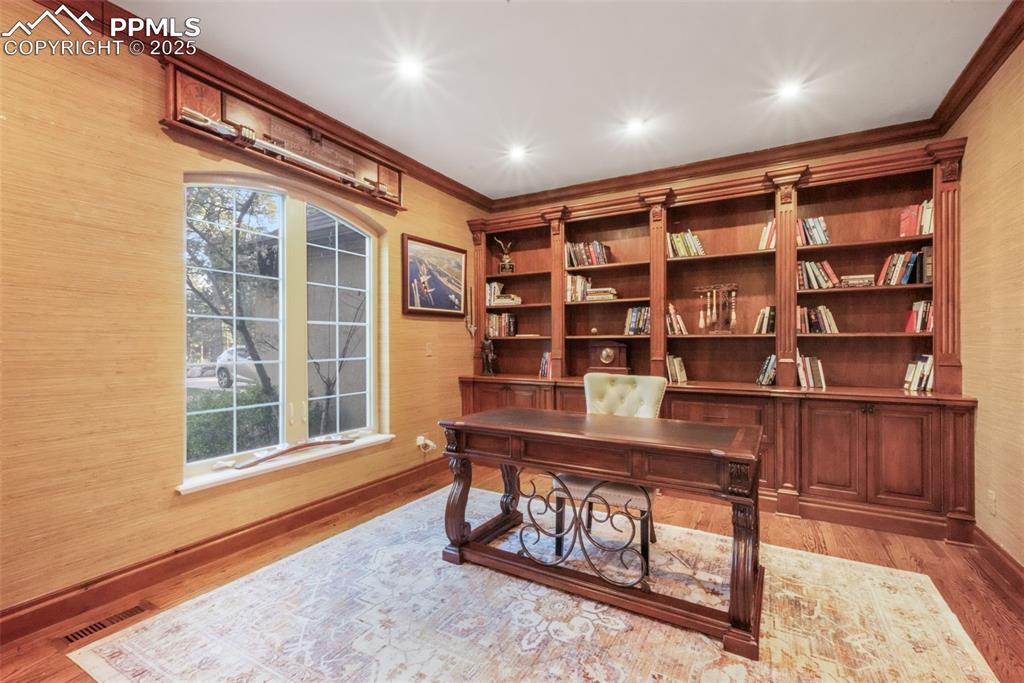 Image 4 of 50: Office