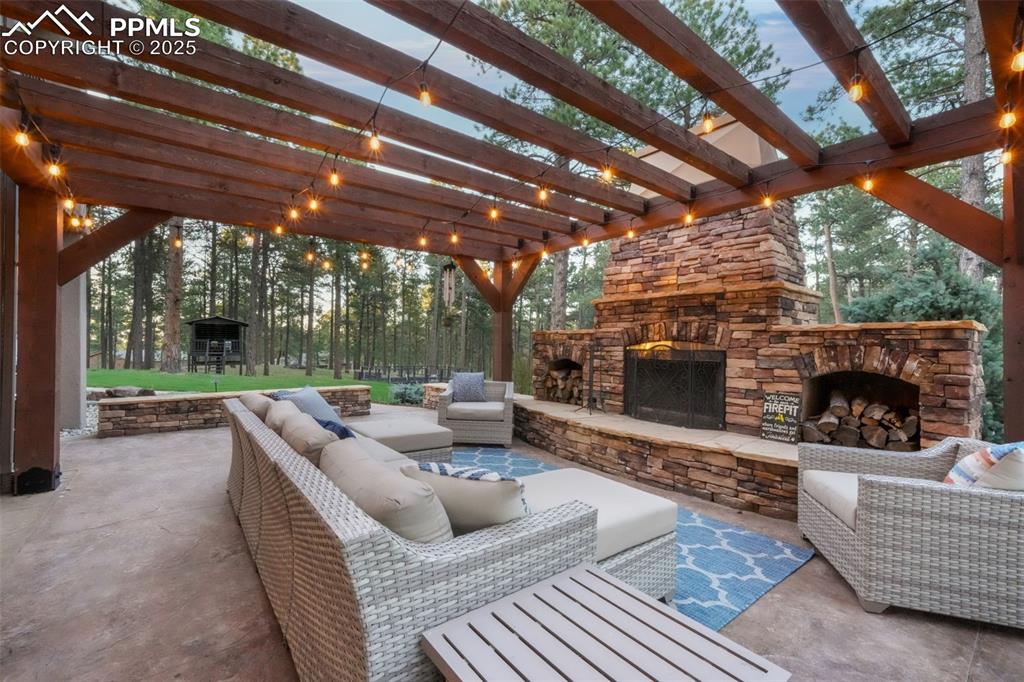 Image 46 of 50: Patio