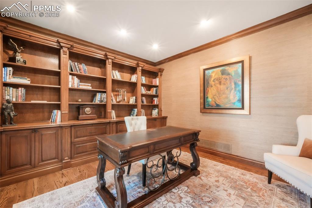 Image 5 of 50: Office