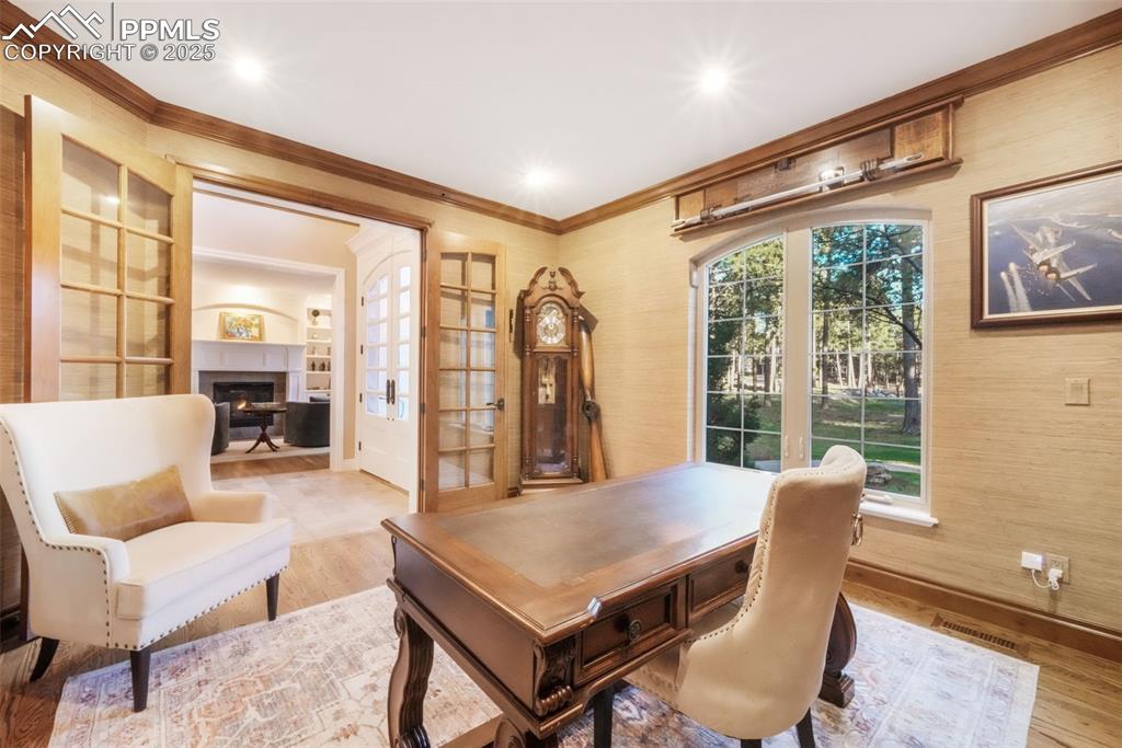 Image 6 of 50: Dining Area