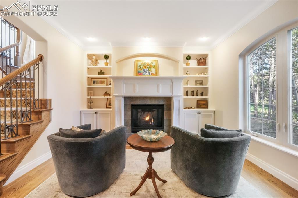 Image 8 of 50: Living Room