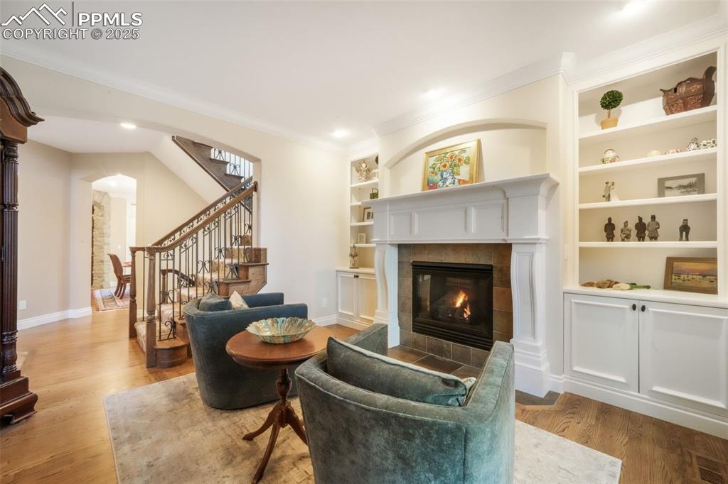 Image 9 of 50: Living Room