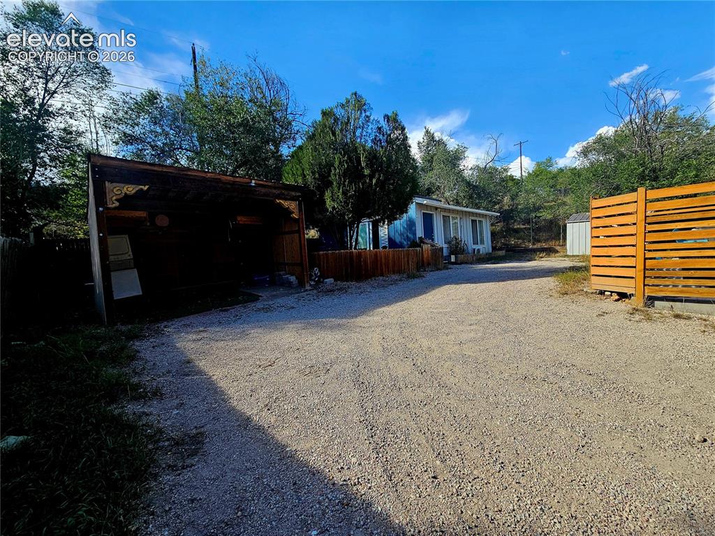 Image 36 of 39: Gravel driveway