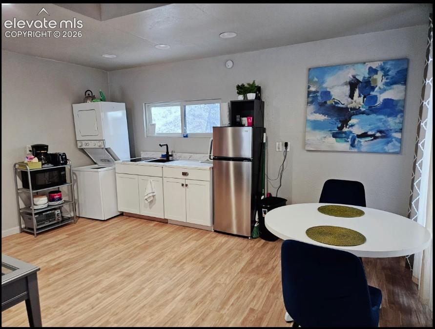 Image 5 of 39: Kitchenette with double burner cooktop, stackable w/d
