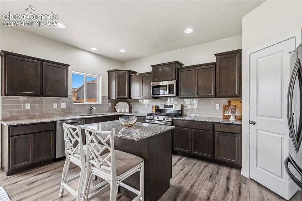 Image 10 of 40: Kitchen