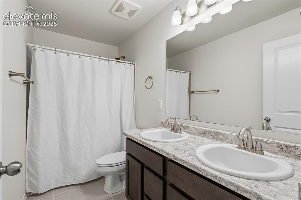 Image 26 of 40: Bathroom