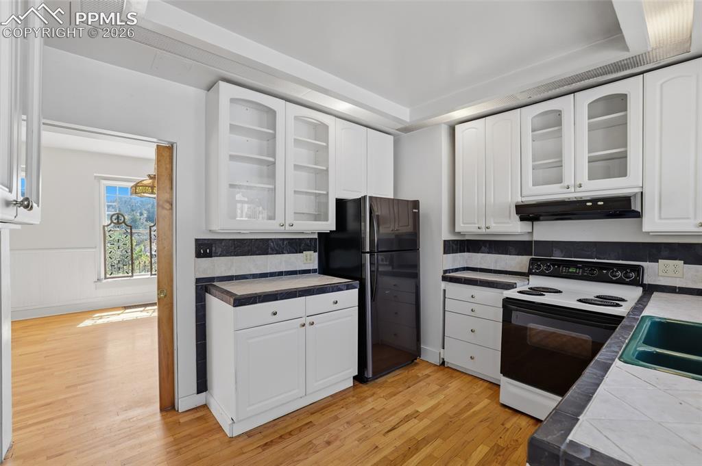 Image 10 of 44: Kitchen