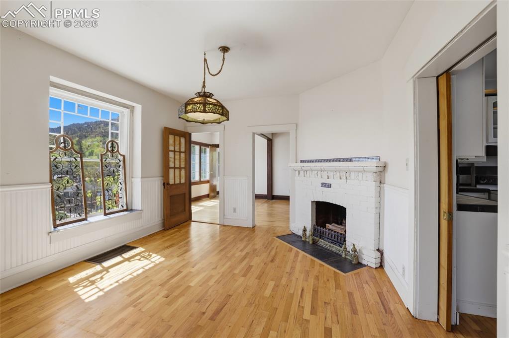 Image 9 of 44: Dining Room