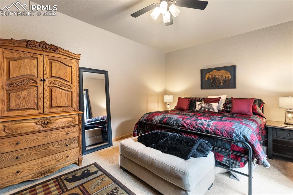 Image 17 of 27: Bedroom