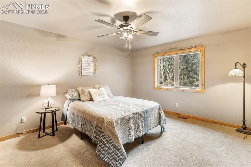 Image 21 of 27: Bedroom