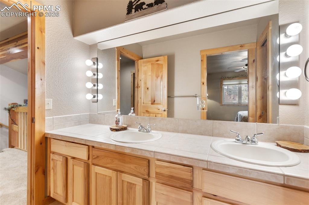 Image 22 of 27: Upper Full Bath