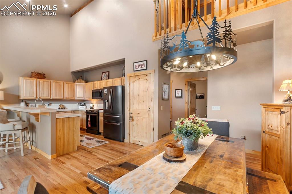 Image 7 of 27: Kitchen