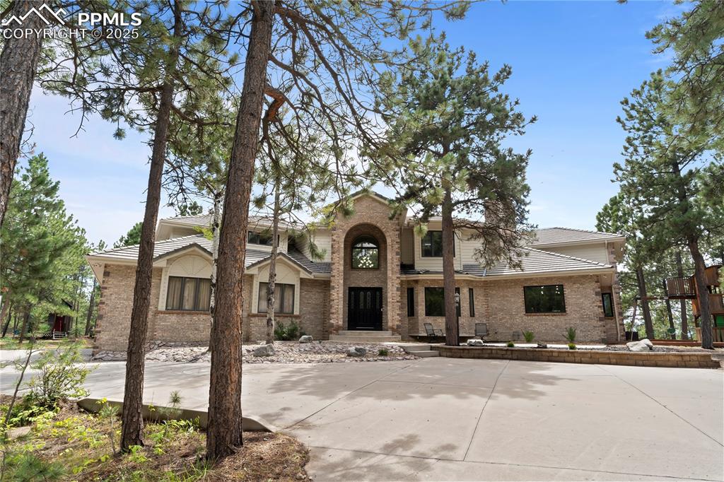 Caption: Enter this amazing, classic home with ammenties galore. Featuring a circular driveway, outbuilding, 