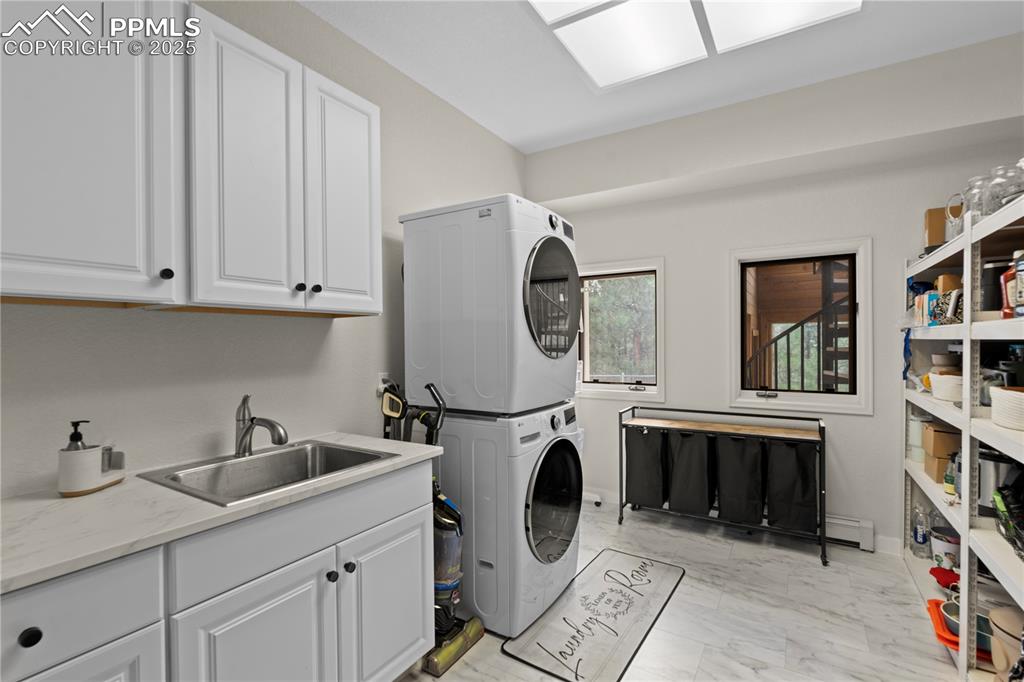 Image 27 of 47: The main floor laundry is centrally located and convient for everyone. 
