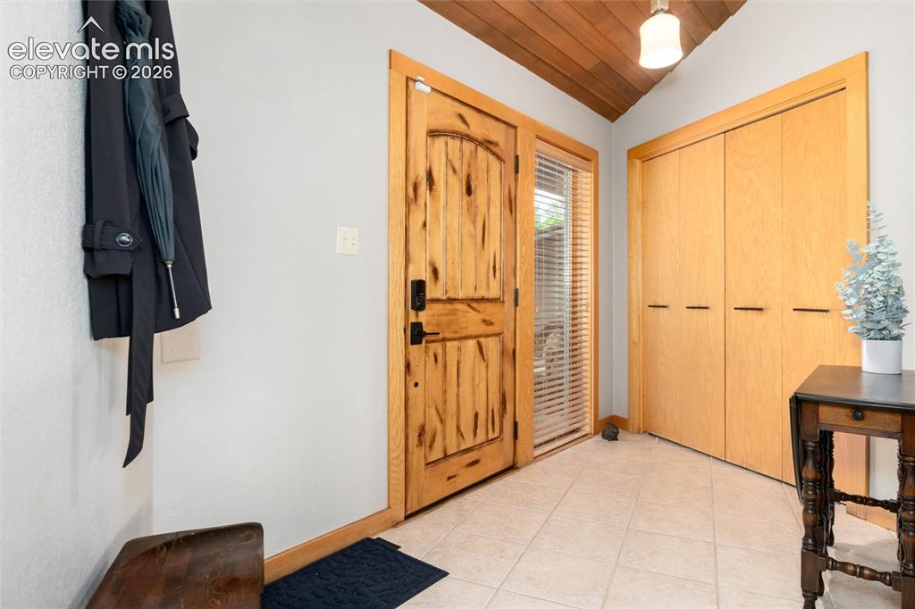 Image 5 of 50: Front entry way 