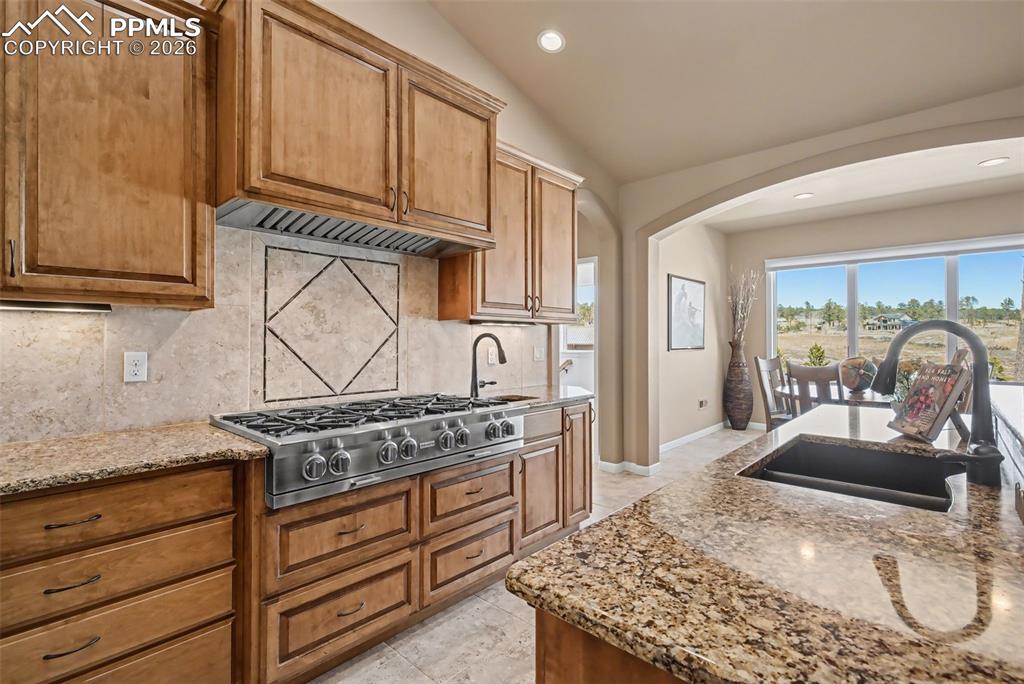Image 14 of 45: Large island and breakfast bar for easy entertaining and comfort
