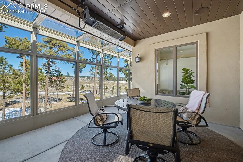 Image 19 of 45: Dining Area