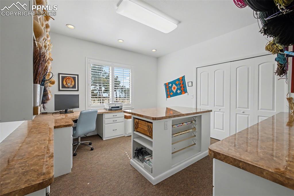 Image 34 of 45: Office