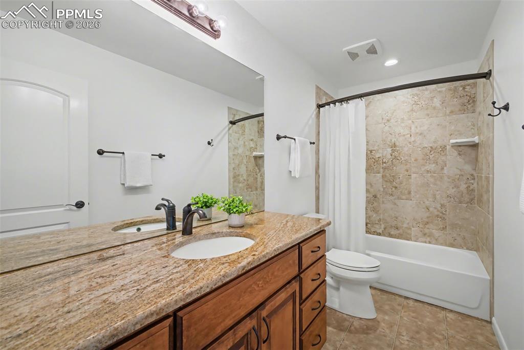 Image 41 of 45: Basement bedroom 