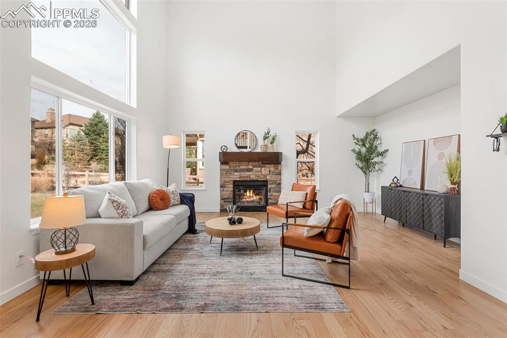 Image 10 of 50: Living Room