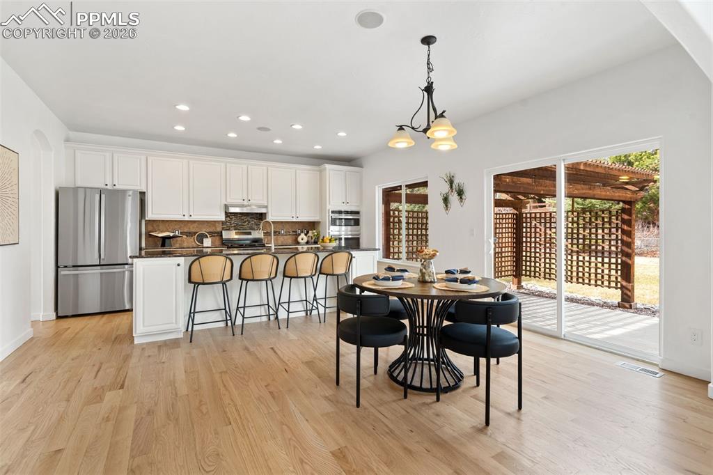 Image 15 of 50: Dining Area