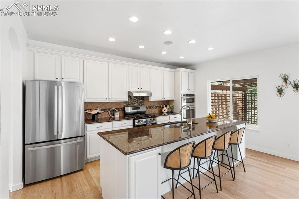 Image 16 of 50: Kitchen