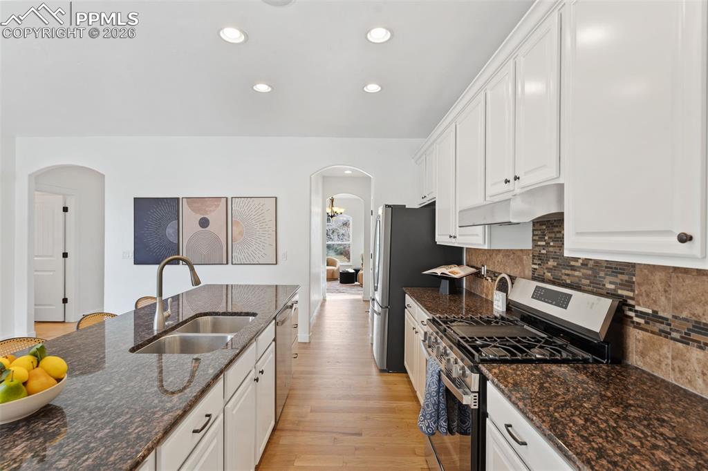 Image 18 of 50: Kitchen