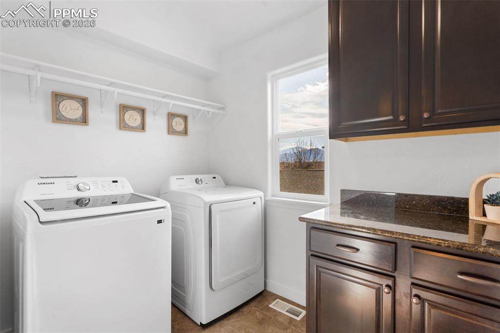 Image 20 of 50: Laundry