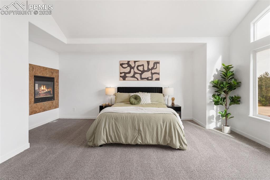 Image 27 of 50: Bedroom