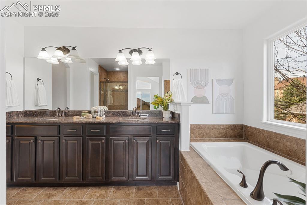 Image 29 of 50: Bathroom