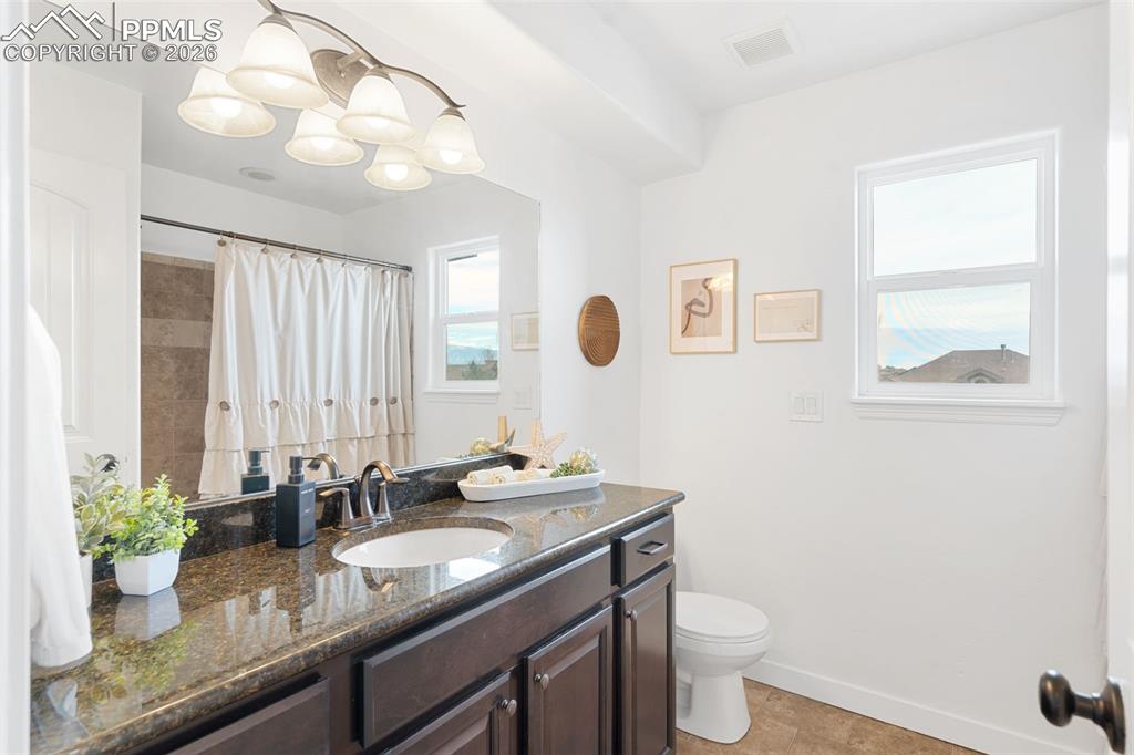 Image 34 of 50: Bathroom