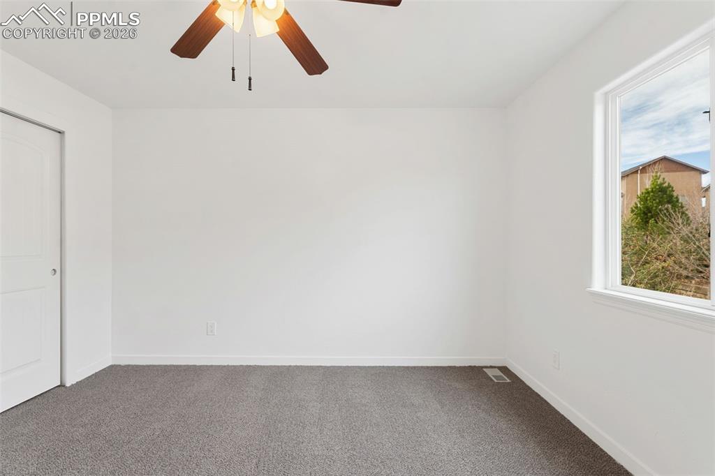 Image 36 of 50: Bedroom