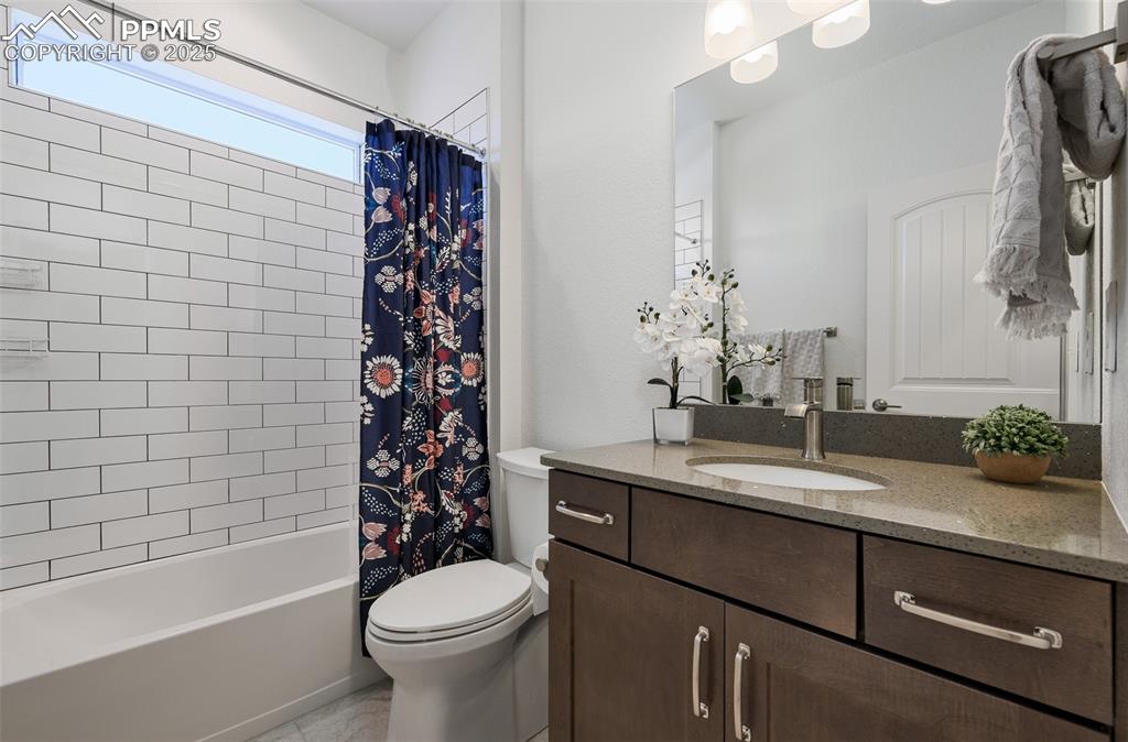 Image 18 of 37: Bathroom