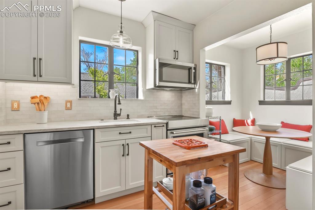 Image 13 of 35: Kitchen