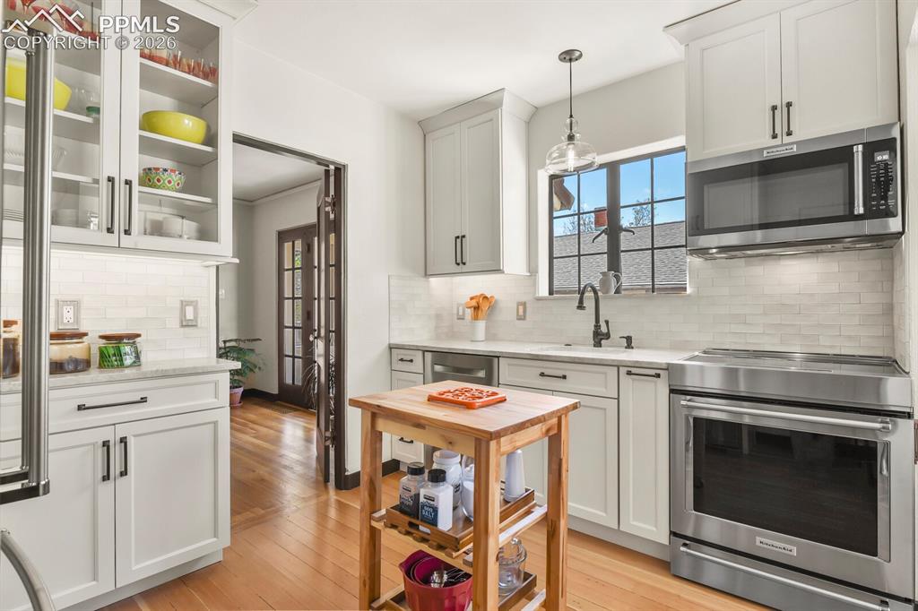 Image 14 of 35: Kitchen