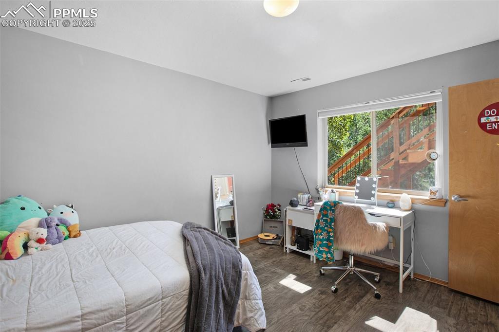 Image 18 of 33: Bedroom