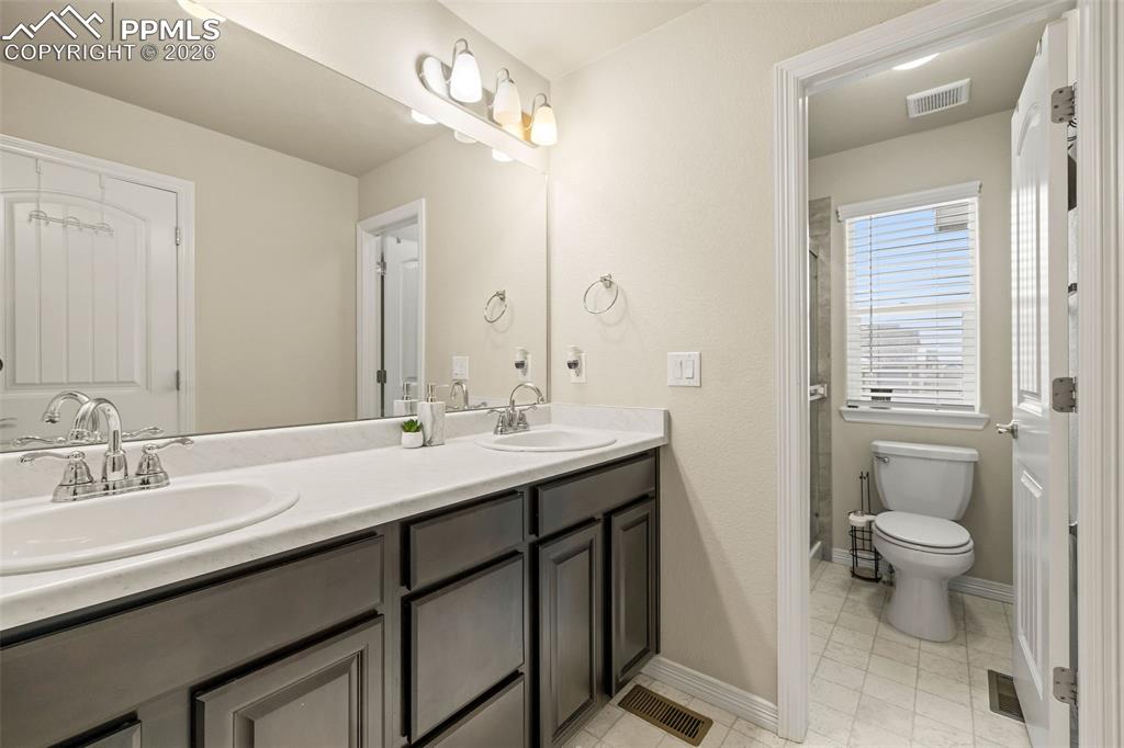 Image 16 of 24: Bathroom