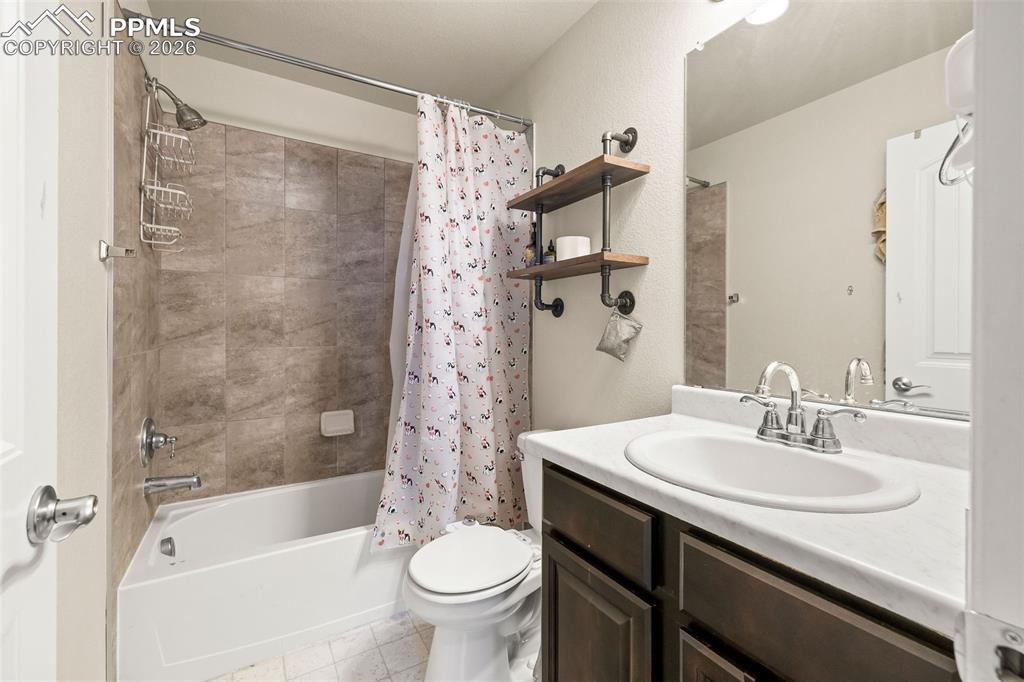 Image 19 of 24: Bathroom