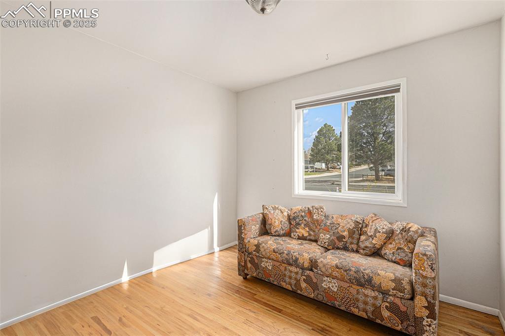Image 10 of 28: Bright and welcoming living room