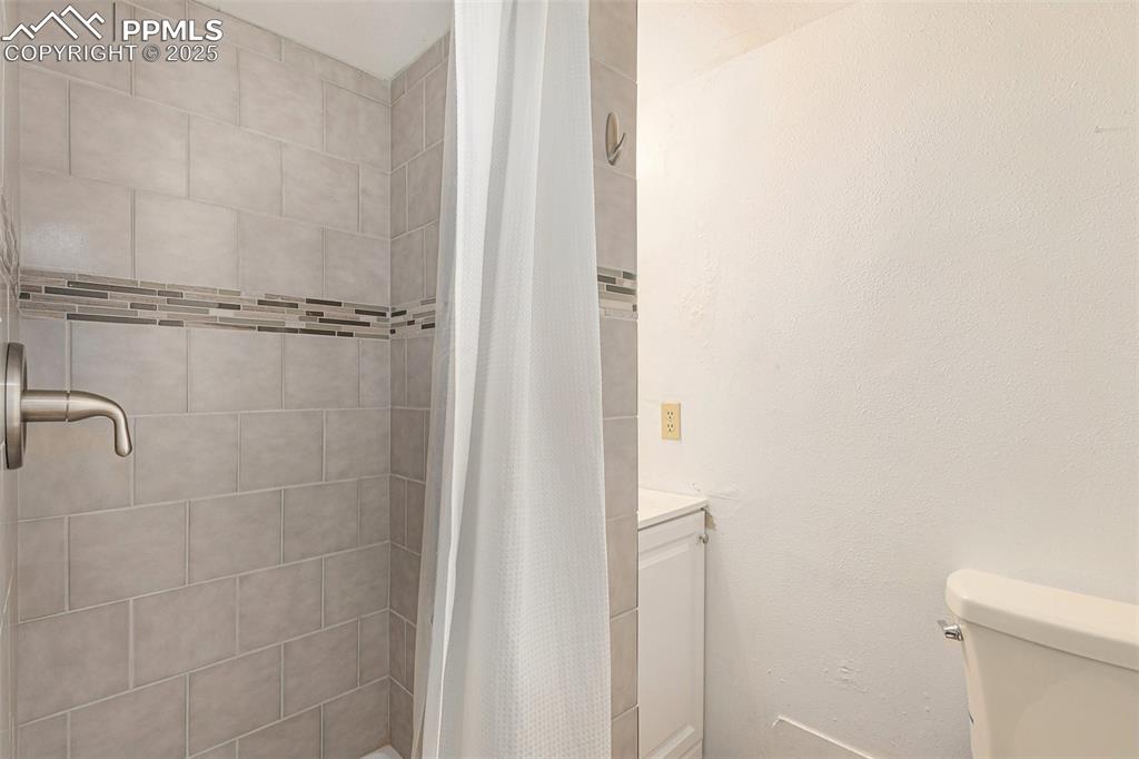 Image 19 of 28: Basement Bathroom