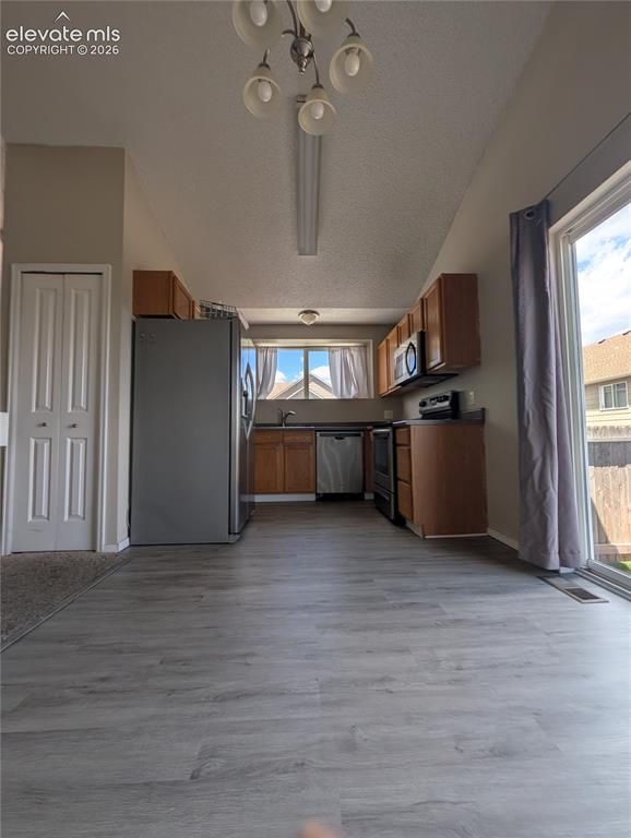 Image 16 of 39: Kitchen