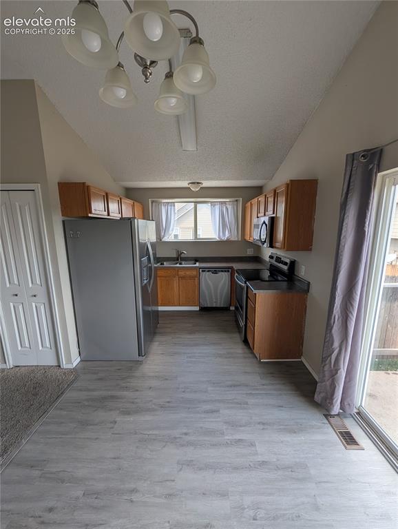 Image 17 of 39: Kitchen
