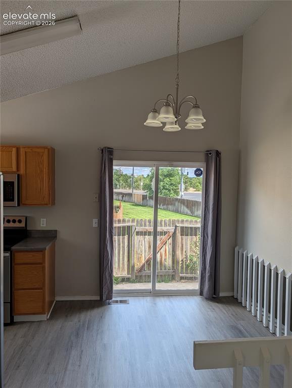 Image 21 of 39: Dining Area