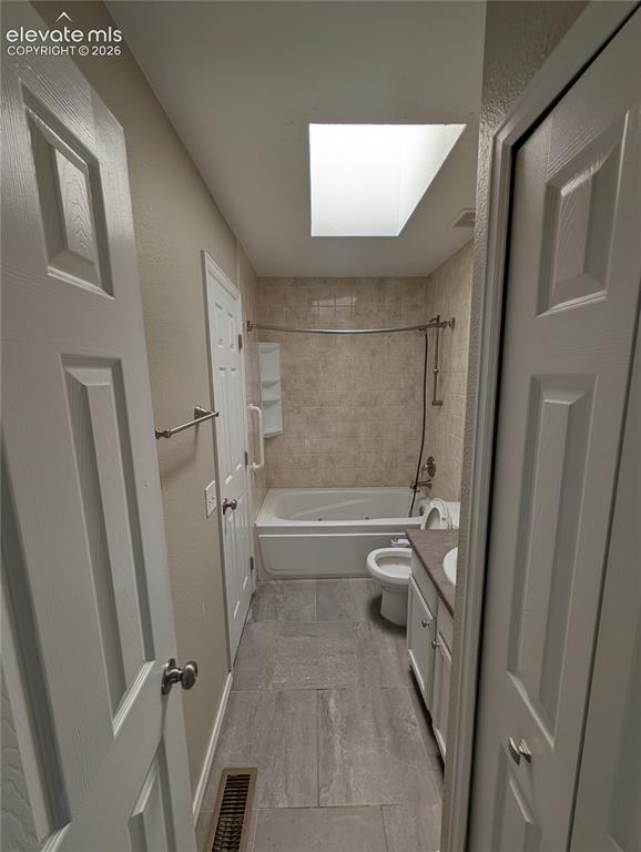 Image 27 of 39: Bathroom