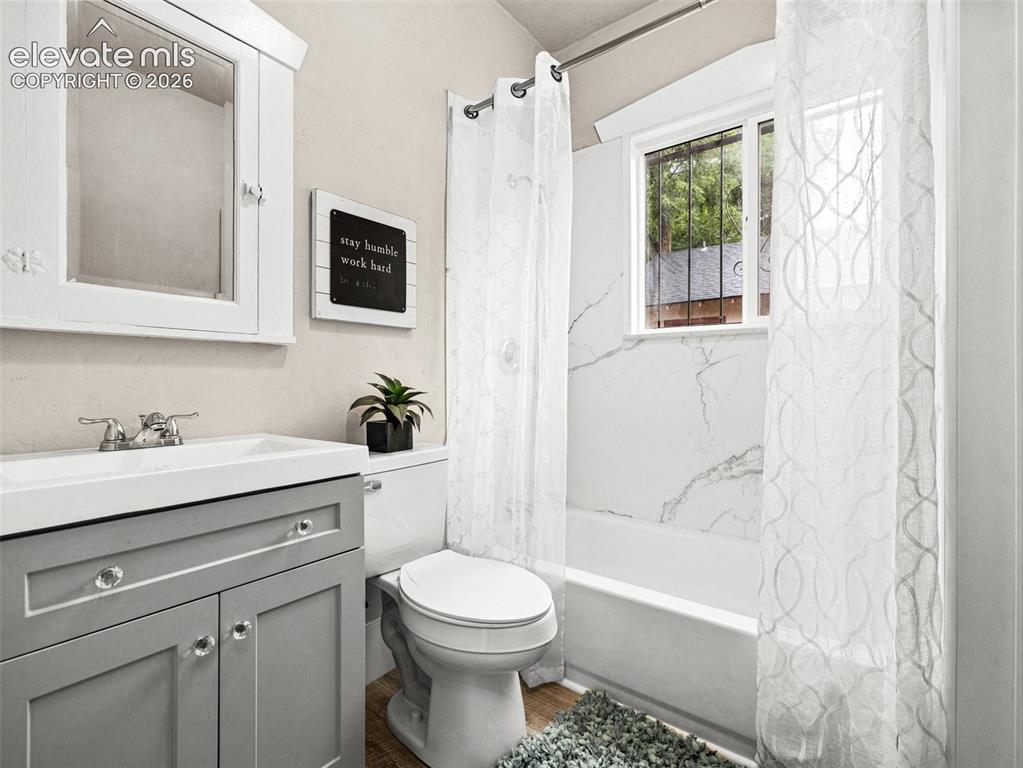 Image 15 of 26: Bathroom