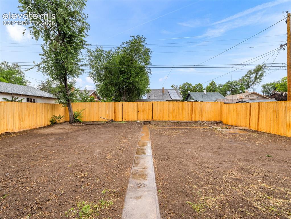 Image 18 of 26: Yard