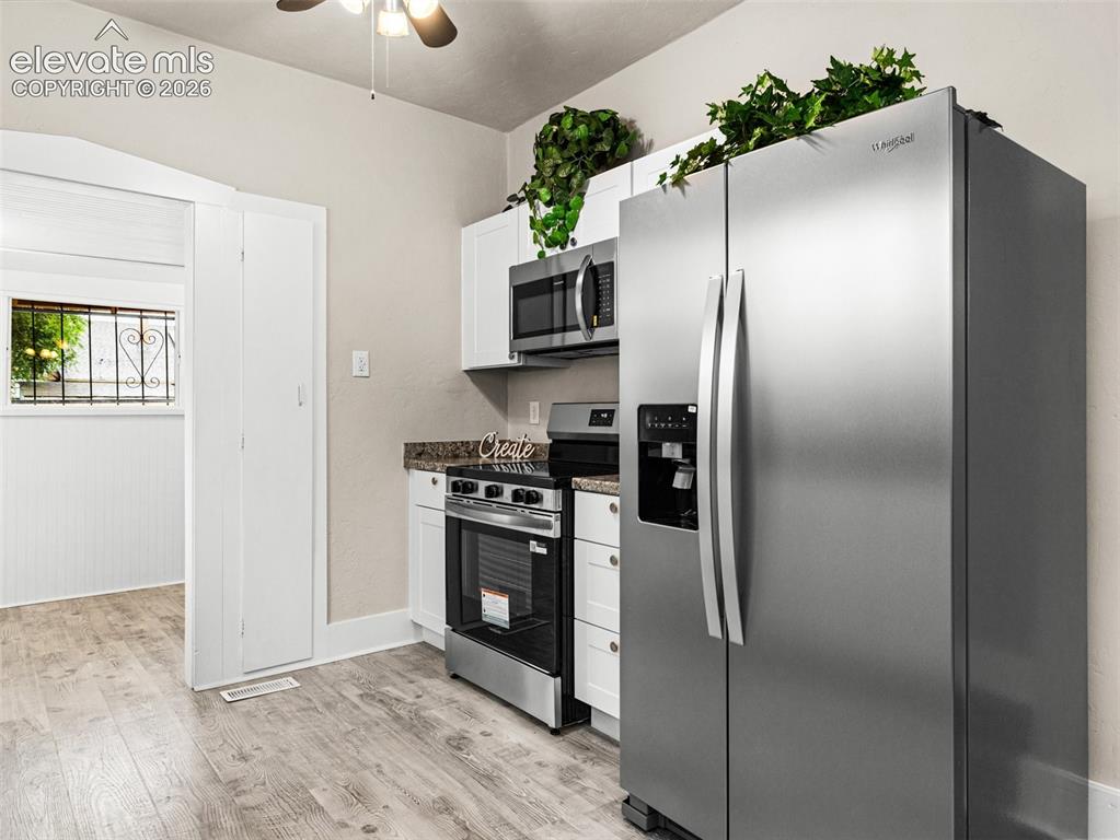 Image 7 of 26: Kitchen