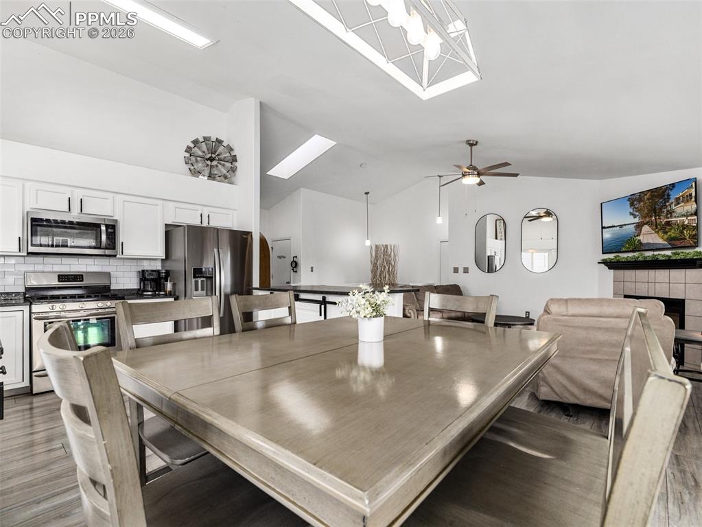 Image 10 of 31: Dining Area